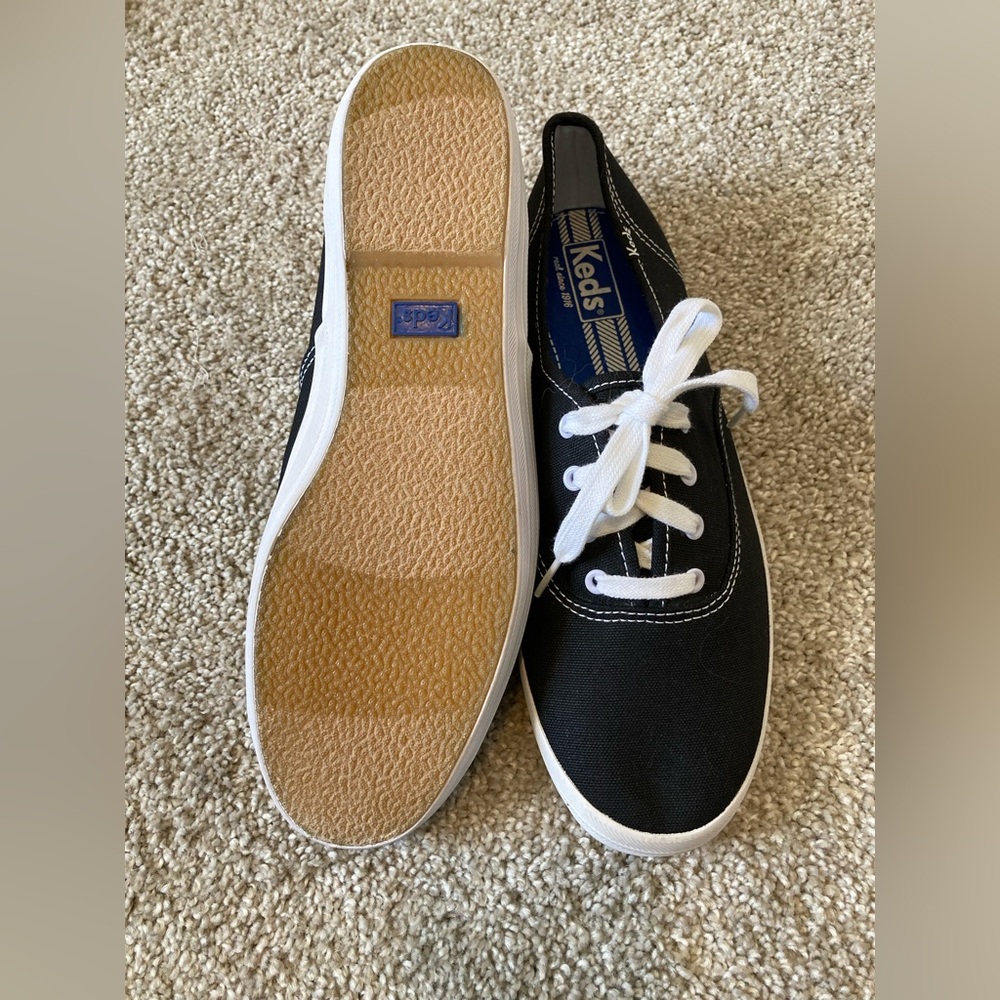 🖤 NWOT 🖤 Women’s canvas lace up Ked’s black with white detailing size 9